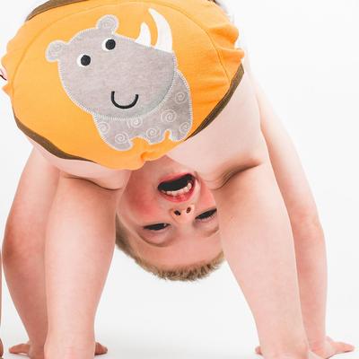ズーキ―二 トイレトレーニングパンツ トレーニングパンツ サイ オレンジ オーガニックコットン サファリの仲間 着用写真