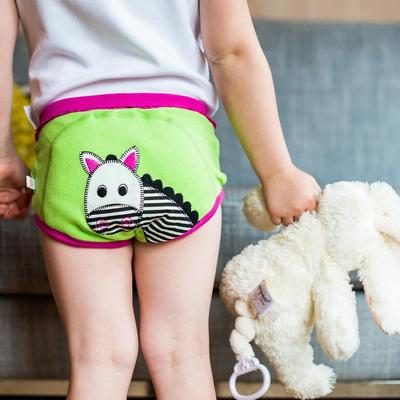 ズーキ―二 トイレトレーニング トレーニングパンツ トレパン サファリの仲間 オーガニックコットン グリーン シマウマ 着用写真 バック 後ろ
